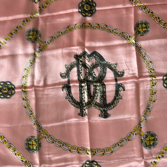 2233- Women’s Pink Leopard Chain Print Scarf 100% Polyester NWT - Picture 4 of 7